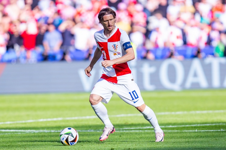 关于莫德里奇遭遇争议红牌，姆巴佩乘势反超比分完成逆转的信息-乐动体育平台